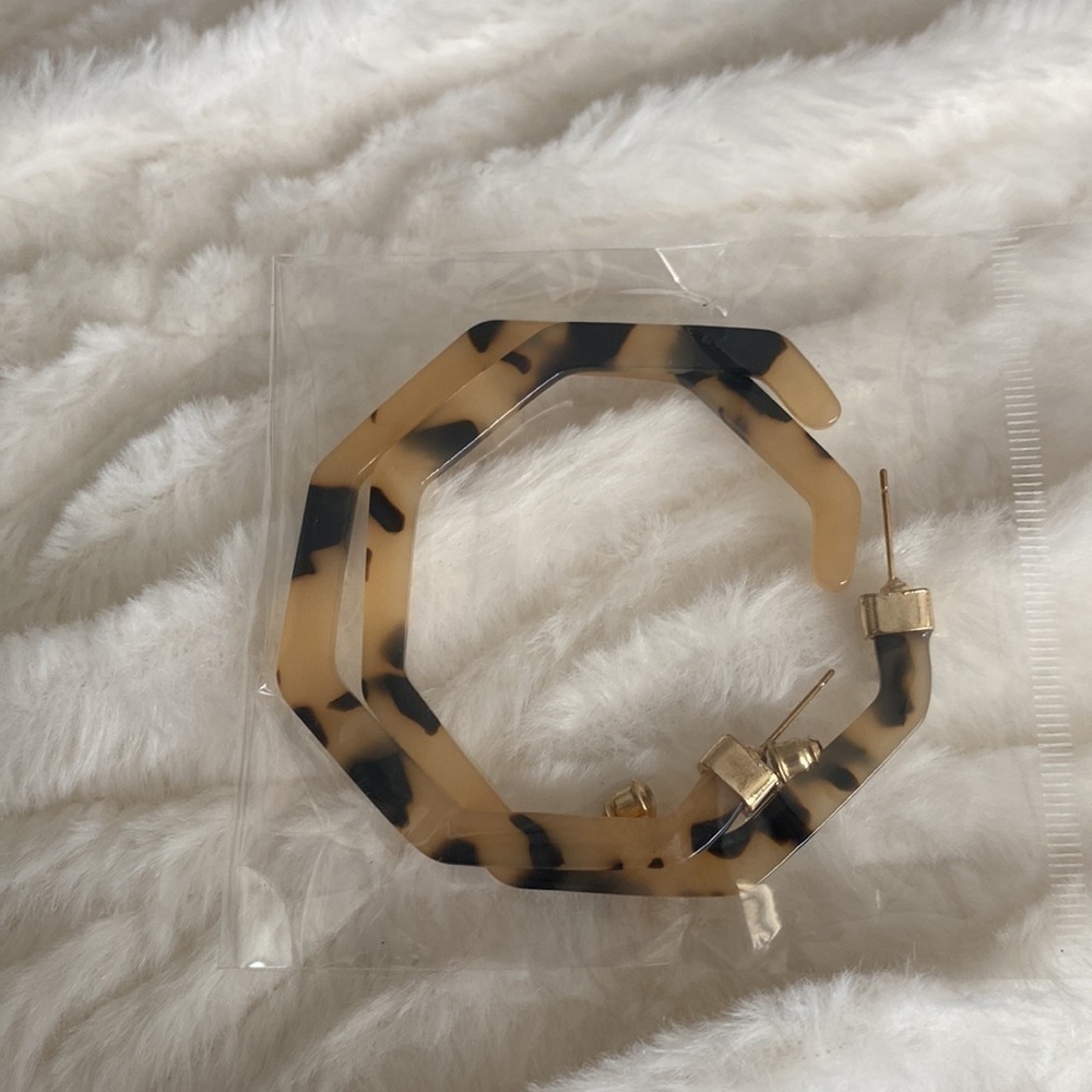 𝅺NEW in package Tortoise Resin Geometric Hoops - Picture 3 of 3